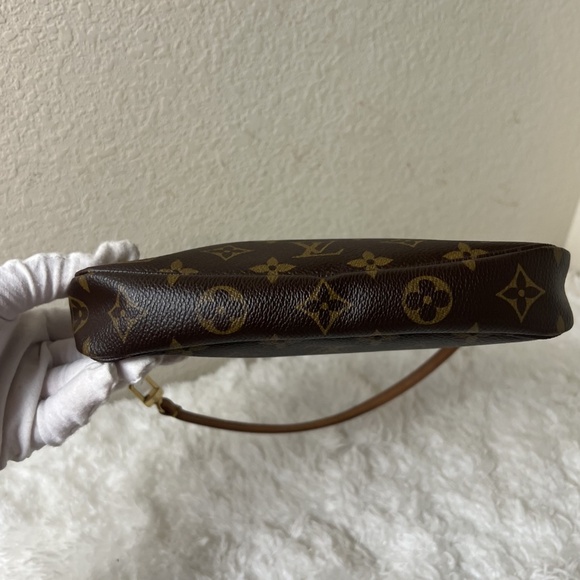Louis Vuitton Monogram Pochette Accessories - Picture 5 of 8
